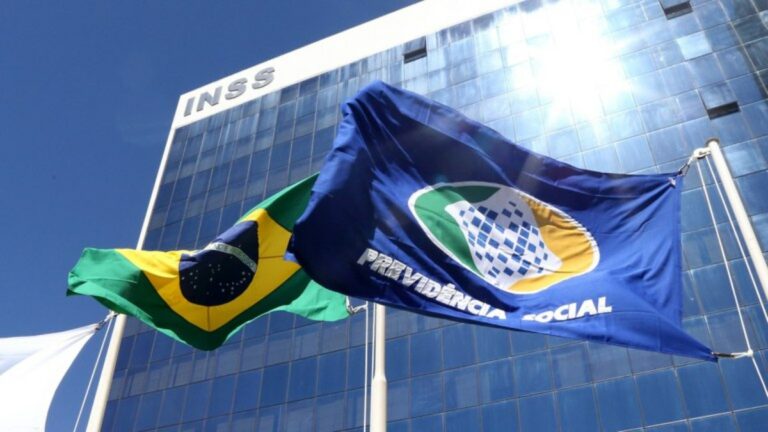 Quem tem direito ao 13º antecipado do INSS em 2026?