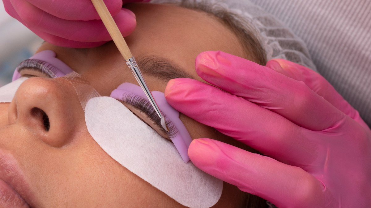 Verão pode comprometer seus cílios? Saiba como evitar