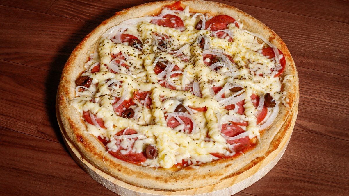 Receita de pizza de calabresa para preparar em casa
