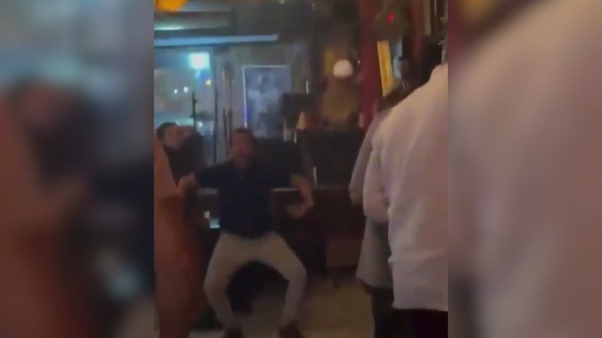 Vídeo: pai de argentina ré por racismo é flagrado imitando macaco