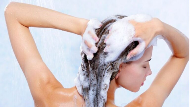 Cabelo pode ser lavado todos os dias? Especialista esclarece