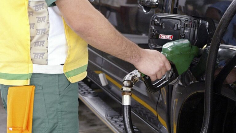 Governo anuncia fim de subsídio de R$ 0,35 por litro de diesel