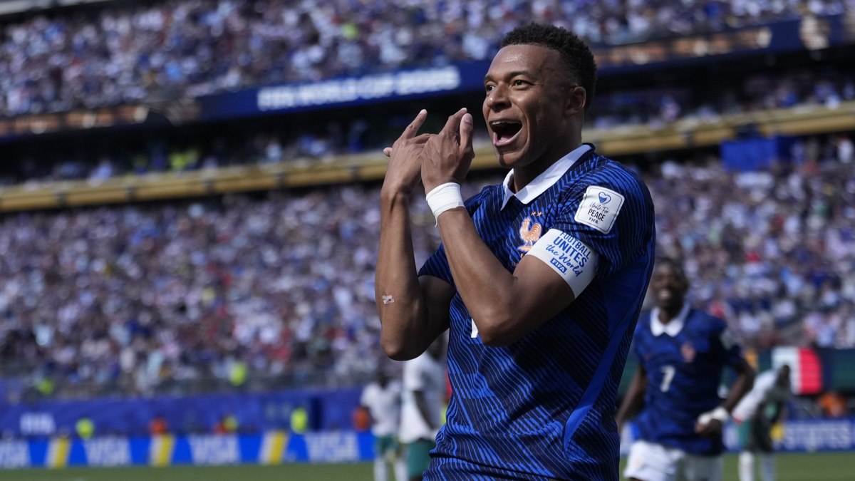 Mbappé passa Pelé e dá vitória à França sobre Senegal na estreia