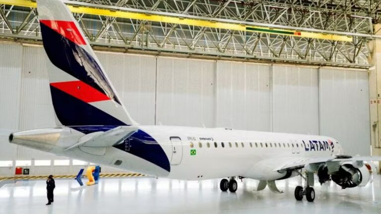 Primeiro jato da Embraer é apresentado pela Latam