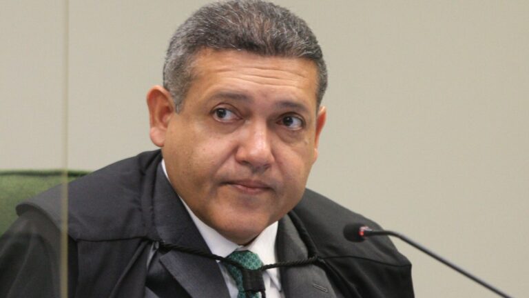 TSE suspende pesquisa que aponta queda de Flávio Bolsonaro