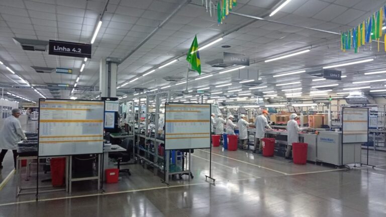 Fábrica da Positivo produz 4,3 milhões de eletrônicos por ano