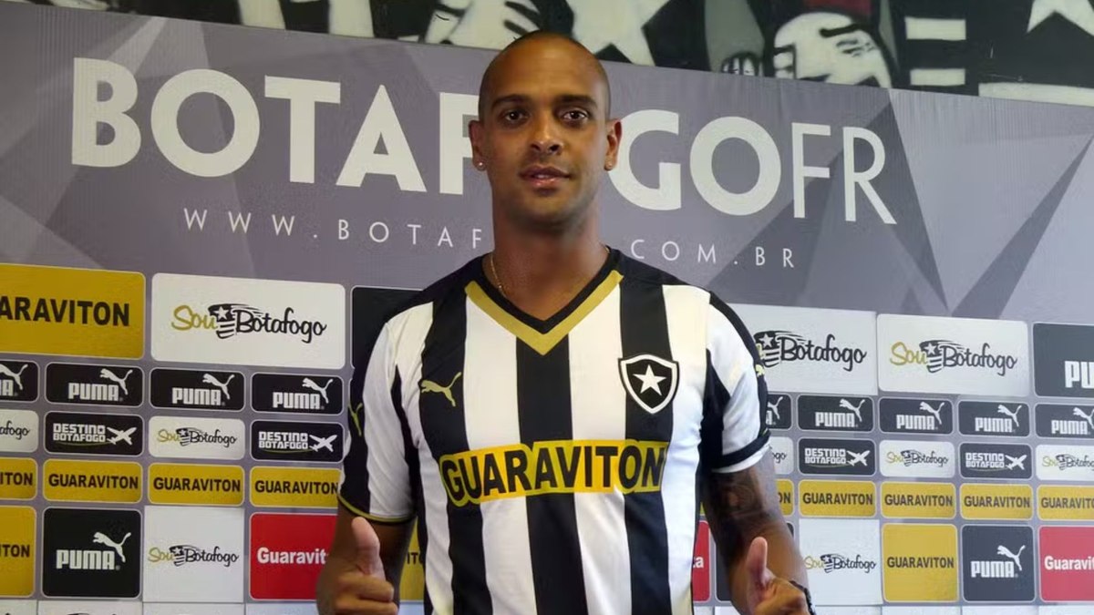 Jogador ex Botafogo morre em queda de muro durante ventania no RJ
