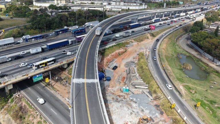 Manutenção bloqueia totalmente pista da Via Dutra em Guarulhos