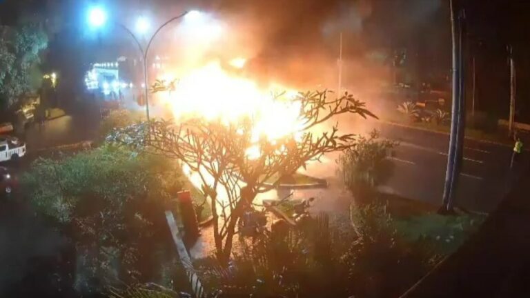 Ônibus em chamas fecha Túnel Rebouças e trava trânsito no Rio