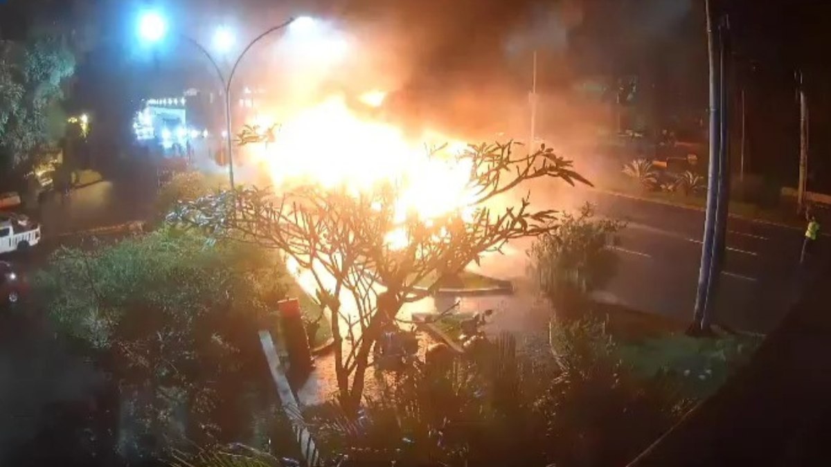 Ônibus em chamas fecha Túnel Rebouças e trava trânsito no Rio