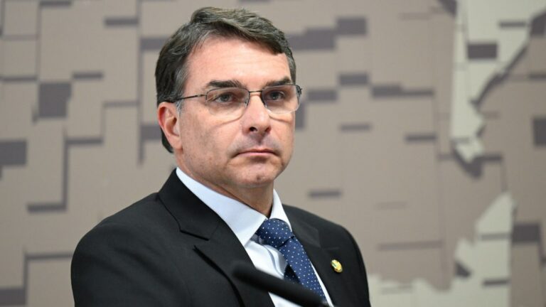 Quem é Flávio Bolsonaro, candidato à Presidência pelo PL?