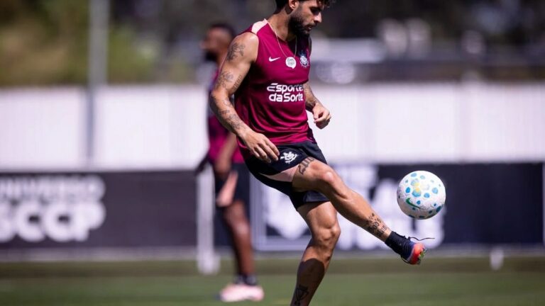 Breno Bidon sofre trauma no joelho e desfalca treino do Corinthians