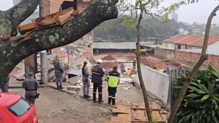 Desabamento de prédio deixa pelo menos 4 feridos na Grande SP