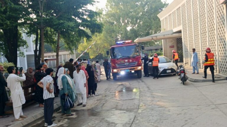 Incêndio em hospital mata 14 bebês no Paquistão