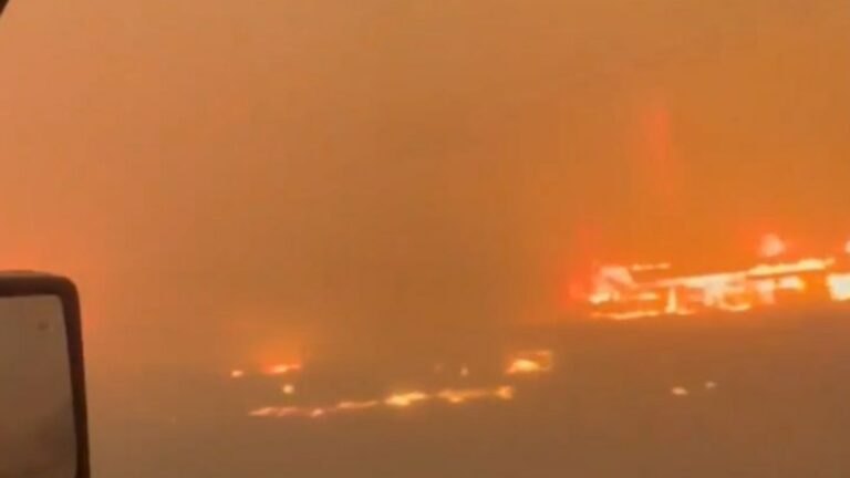 Incêndio florestal força 20 mil pessoas a deixarem suas casas