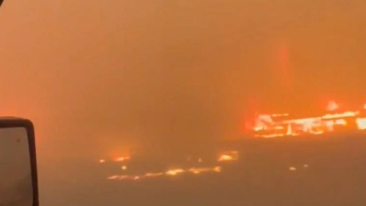 Incêndio florestal força 20 mil pessoas a deixarem suas casas