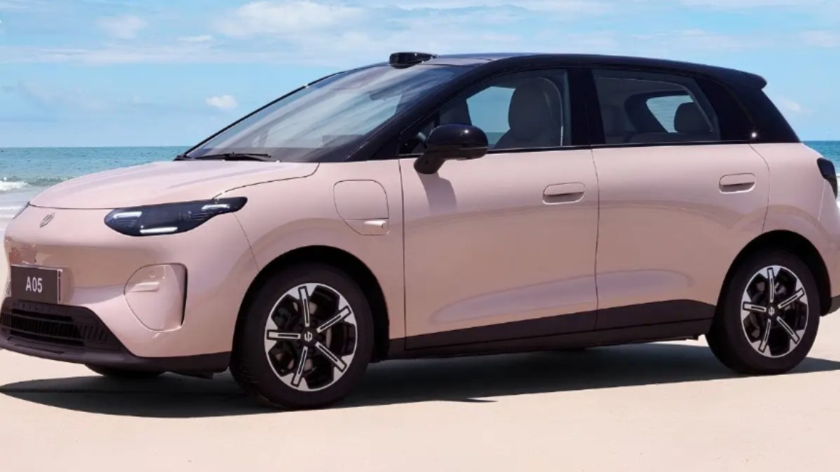 Leapmotor A05 foi flagrado em fase de testes no Brasil