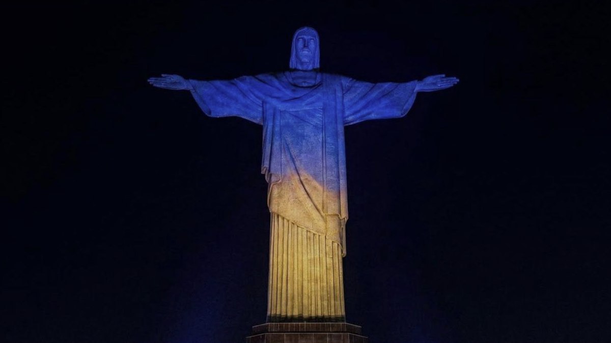 Sob as cores da PUC SP, a bênção humanista do Cristo Redentor