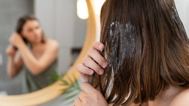 5 truques diferentes que podem deixar o cabelo mais brilhante