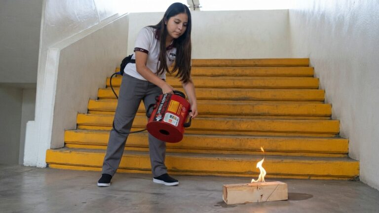 Apagar o fogo com som? Garota cria extintor sonoro antichamas