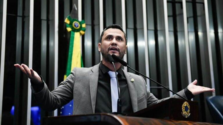 Cleitinho é questionado após uso de avião privado de empresário