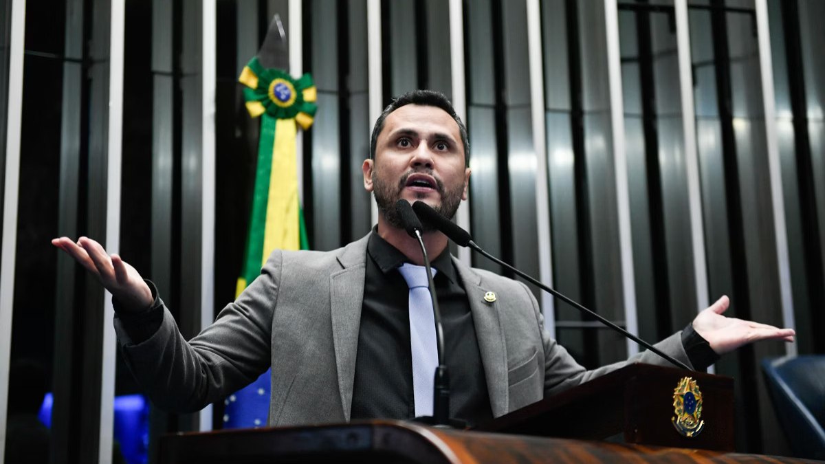 Cleitinho é questionado após uso de avião privado de empresário