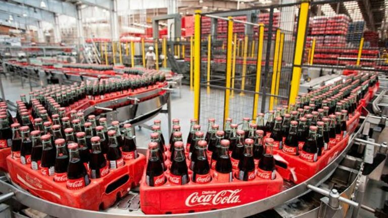 Coca Cola fecha fábricas, corta empregos e muda produção