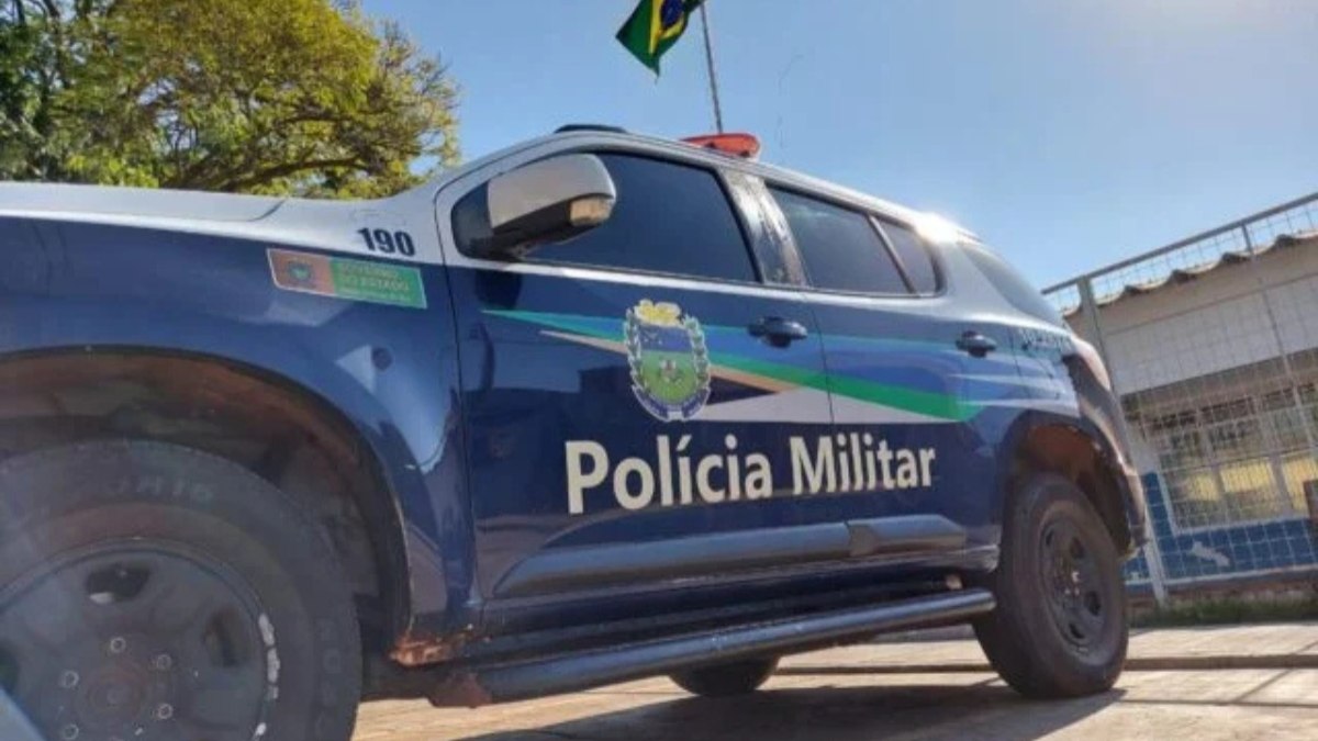 Homem mata esposa, atira no filho e morre em confronto com PM