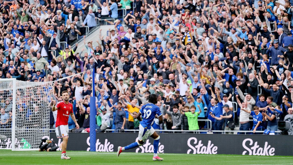 Jogador por um dia: time da Premier League vende pacote inusitado