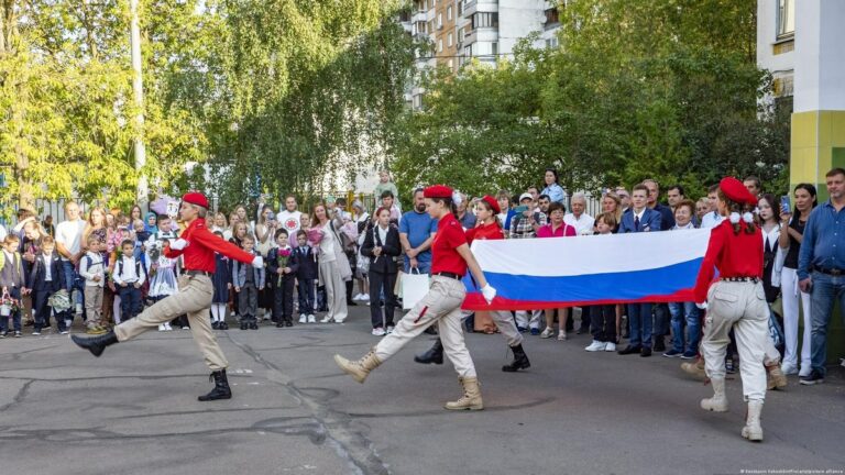 Propaganda em escolas prepara estudantes russos a morrer