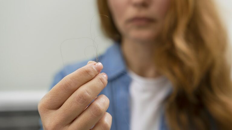 Queda de cabelo após canetas emagrecedoras preocupa mulheres