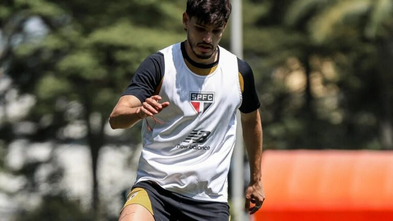 São Paulo faz atividades táticas de olho no clássico contra o Santos