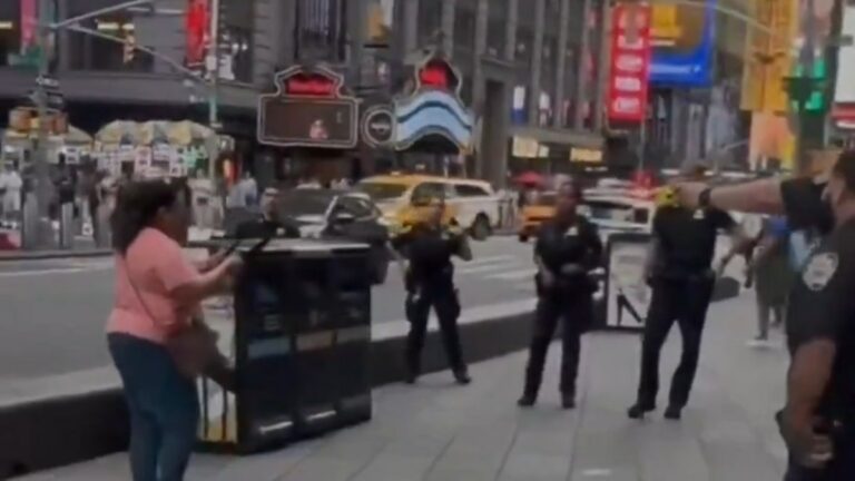 Tiros assustam turistas após ataque com facas na Times Square