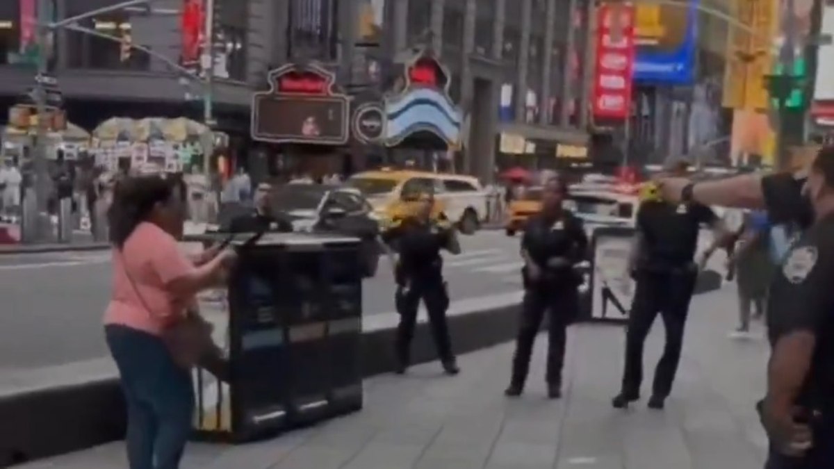 Tiros assustam turistas após ataque com facas na Times Square