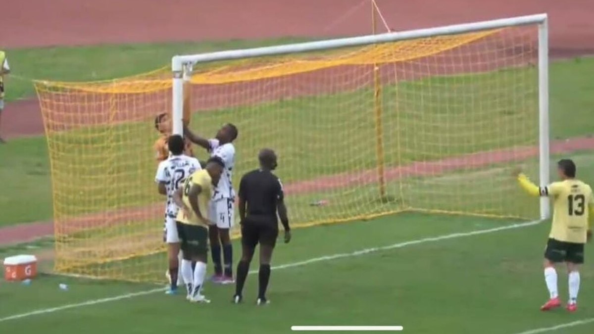 Vídeo: baliza desmonta na cabeça de goleiro em cobrança de pênalti