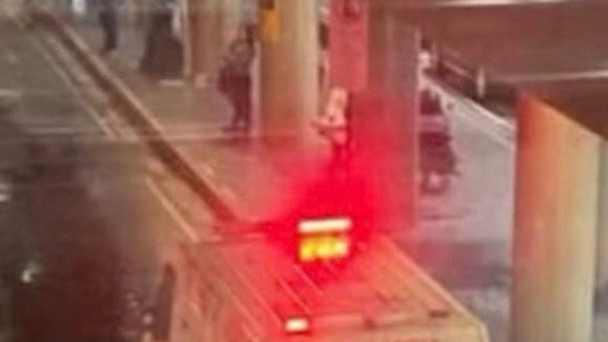 Viúva de Rick passa mal ao desembarcar no Brasil; vídeo