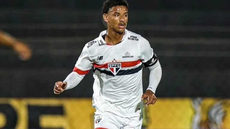 Volante do São Paulo, Hugo Leonardo participa de goleada no Japão