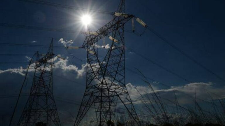 Aneel prevê três leilões de transmissão de energia em 2027