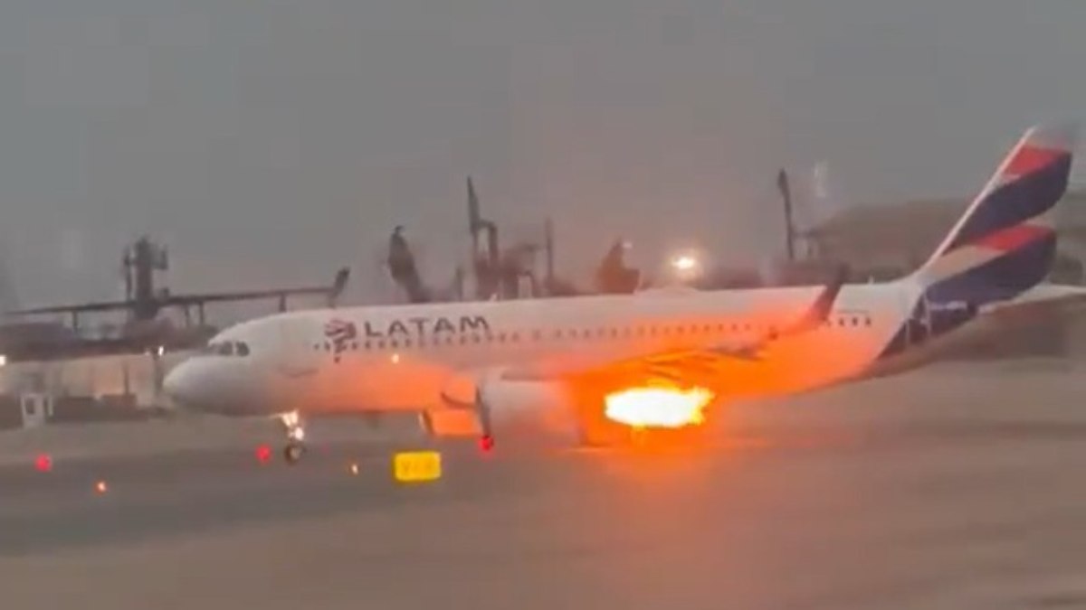 Avião da LATAM pega fogo no motor durante decolagem no Peru