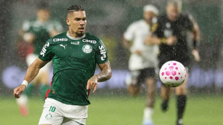 Paulinho deixa campo mancando em classificação do Palmeiras