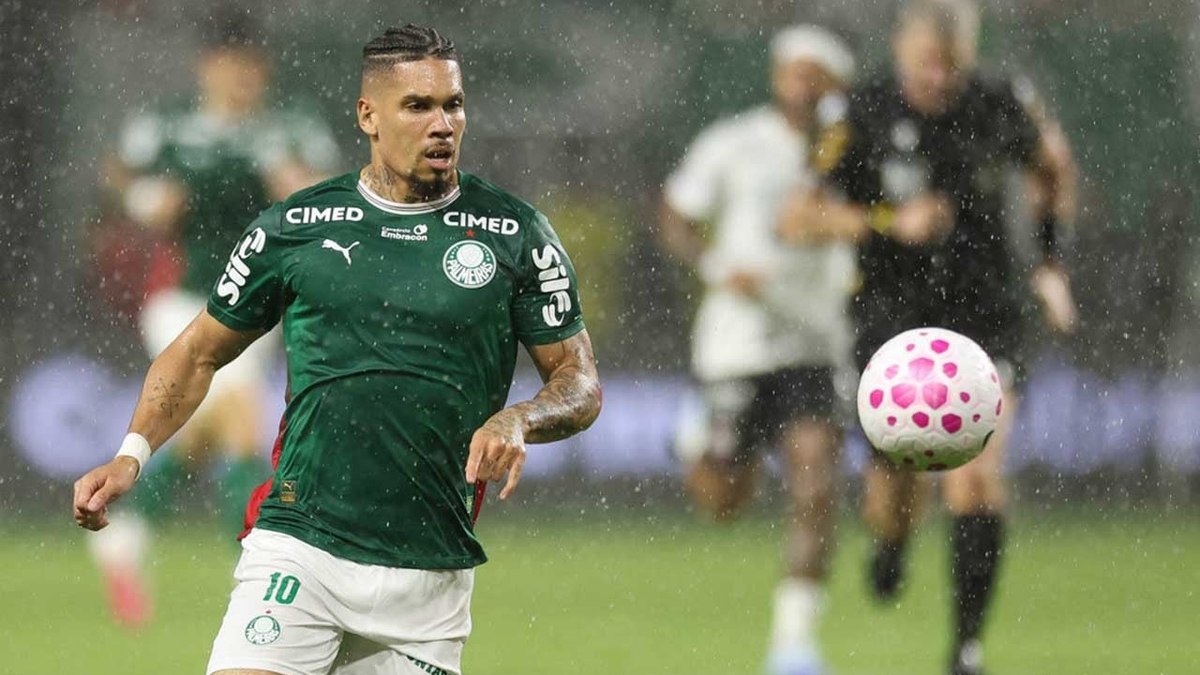 Paulinho deixa campo mancando em classificação do Palmeiras