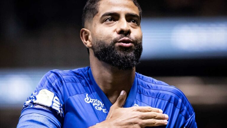 Zagueiro sofre lesão e não joga mais pelo Cruzeiro na temporada