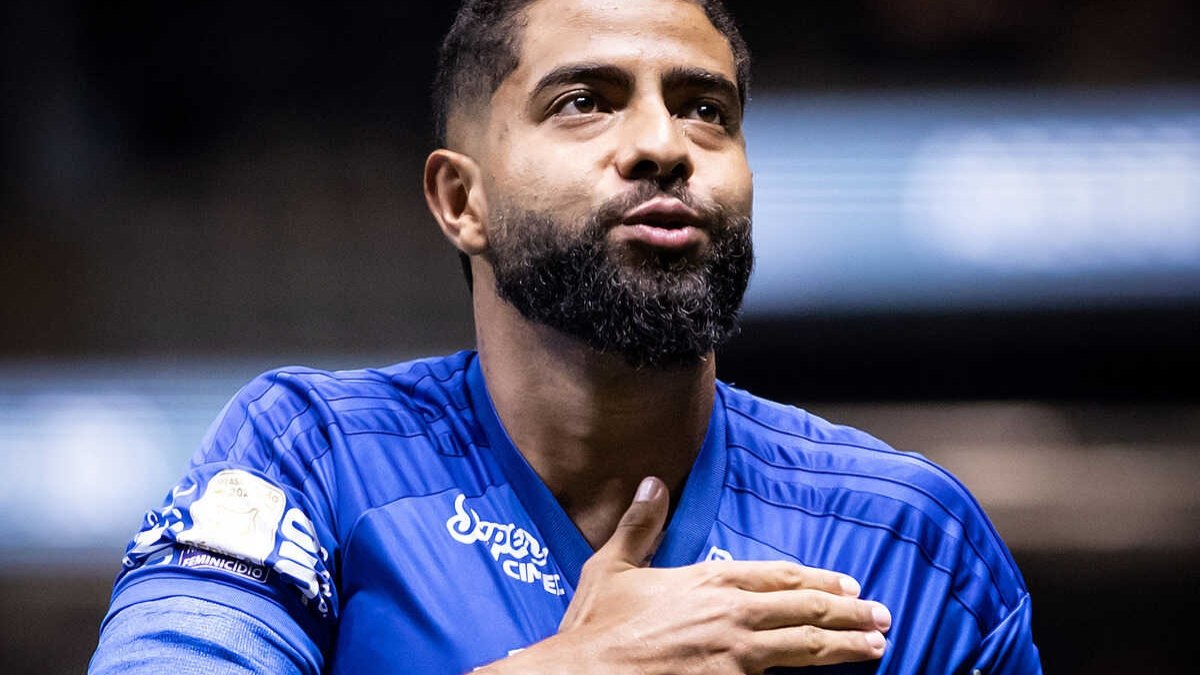 Zagueiro sofre lesão e não joga mais pelo Cruzeiro na temporada
